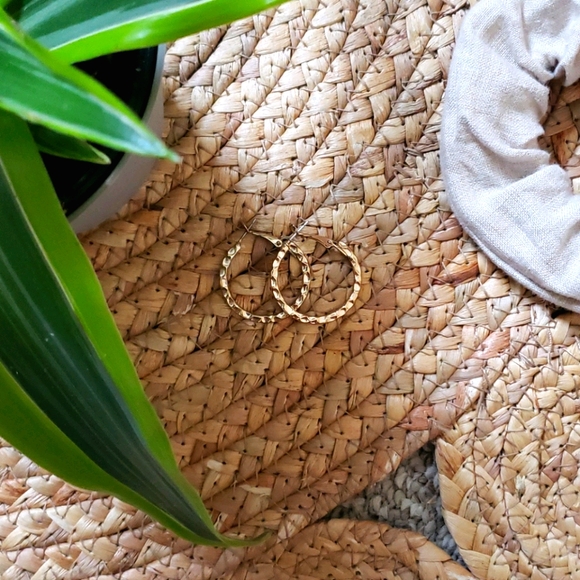 🖤 Hammered gold medium hoop earrings - Picture 1 of 3